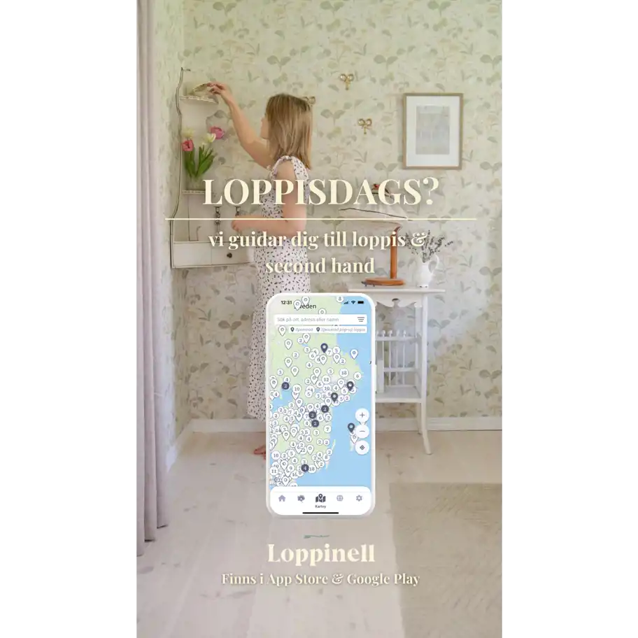 En kvinna i blommig klänning sträcker sig upp mot en hylla i ett rum med blommig tapet. Texten "Loppisdags? vi guidar dig till loppis & second hand" syns över bilden. Längst ner visas en mobilskärm med appen Loppinell och en karta över second hand-butiker i Sverige.