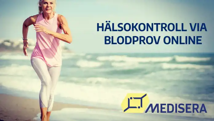 Äldre kvinna springer längs en strand i träningskläder. Till höger i bilden står texten ”Hälsokontroll via blodprov online” och nere i hörnet syns Mediseras logotyp.