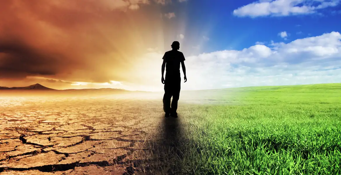 En symbolisk bild av en person som går på gränsen mellan två kontrasterande landskap. På vänster sida syns en torr, sprucken mark under en rödbrun himmel, som symboliserar miljöförstöring och klimatförändringar. På höger sida finns en frodig, grön äng under en klarblå himmel, som representerar en hållbar och hälsosam framtid. Solens ljus strålar genom bilden, och personens silhuett står i mitten, vilket illustrerar valet mellan en ohållbar utveckling och en grön framtid.