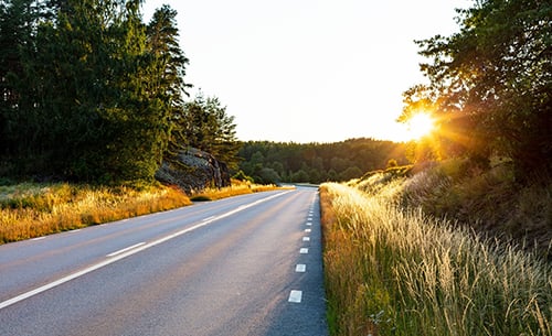 Landsväg i solsken